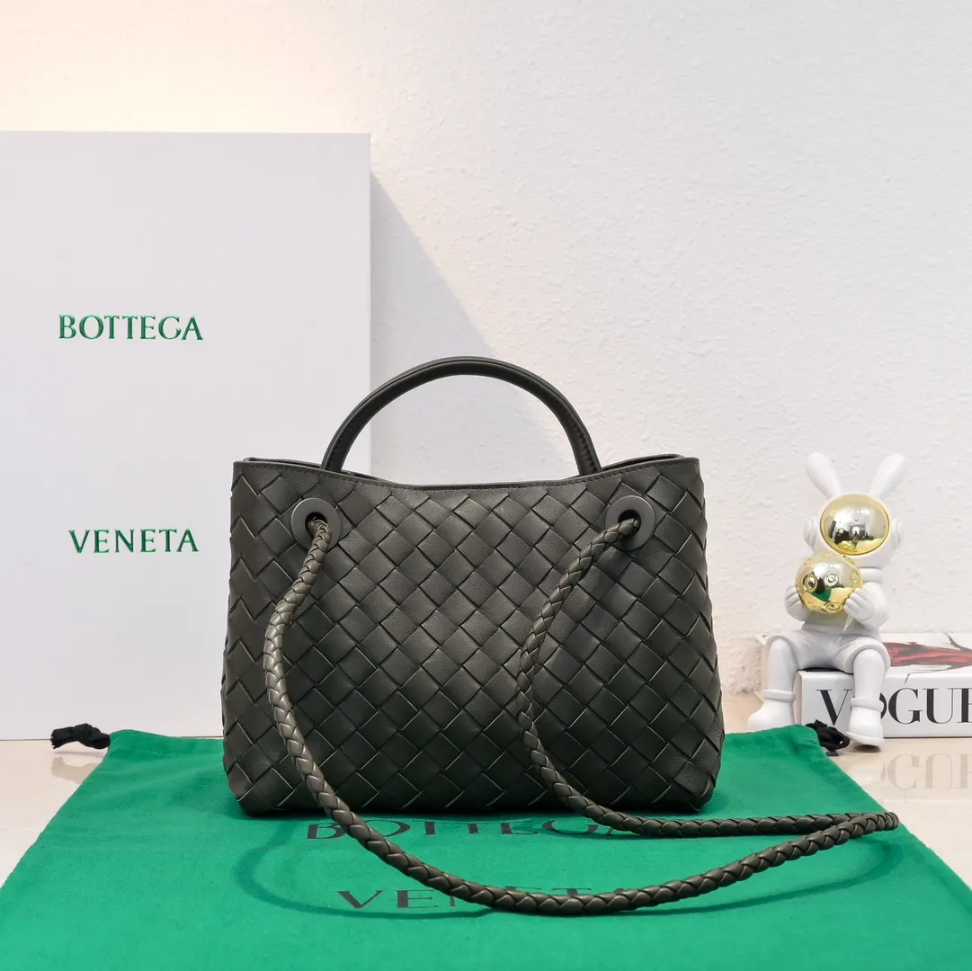 Batch 1860 B's 2023 spring and summer new model continues the brand's woven style with detailed metal knot switch buckles. This time, the shoulder straps are also made into tube weaves, showing different craftsmanship. The carrying method is versatile to create more different looks. Intrecciato woven leather small handbag, equipped with sliding crossbody strap. Internal compartments, including 1 zipper pocket and 2 open pockets with magnetic buckle closure. Size: 25*20*10cm, model: 7463#